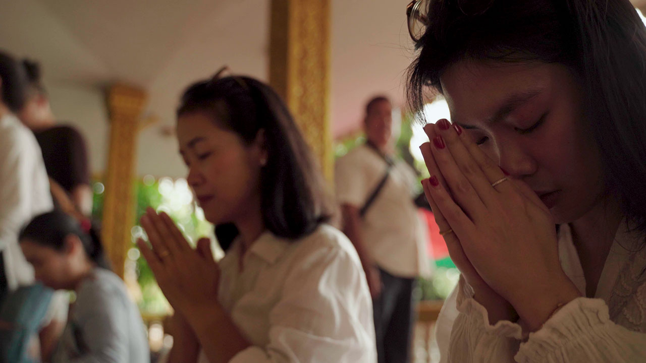 Hand prayer gesture at lion statues